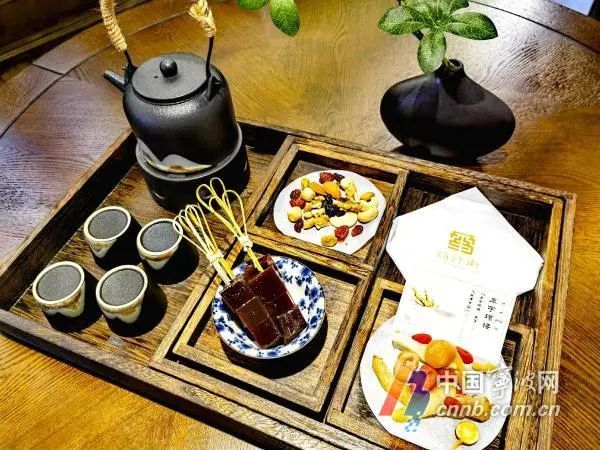 年轻人养生出“新招”！带着中药香的茶饮成“新宠”