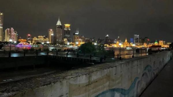 上海大暴雨,陆家嘴滨江沿线被淹了?别担心,“亲水平台是可以进水的” 上海大暴雨,陆家嘴滨江沿线被淹了?别担心,“亲水平台是可以进水的”