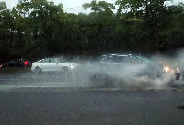 上海大暴雨,陆家嘴滨江沿线被淹了?别担心,“亲水平台是可以进水的” 上海大暴雨,陆家嘴滨江沿线被淹了?别担心,“亲水平台是可以进水的”