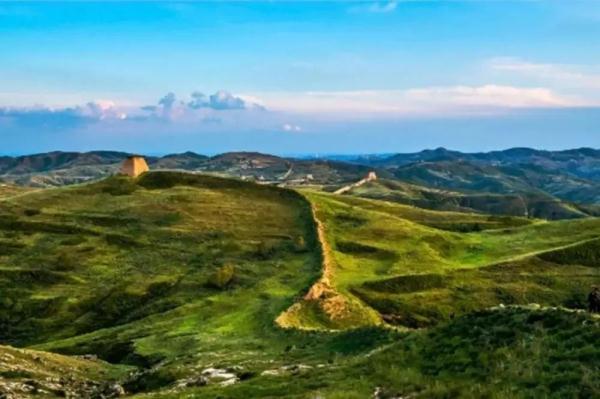 长城被挖掘机拦腰“斩断”！2人被刑拘