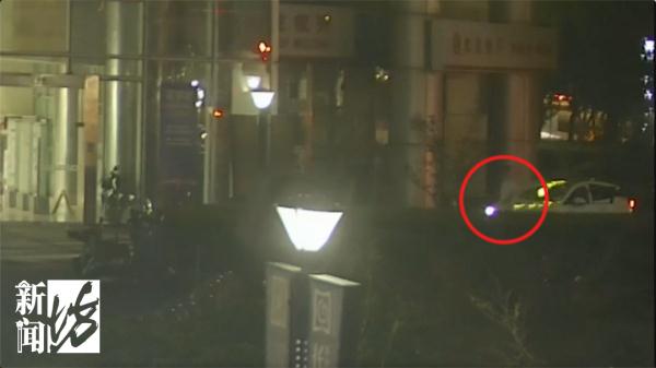 沪一小车突然撞上隔离墩！车主一头雾水：我没开车啊...