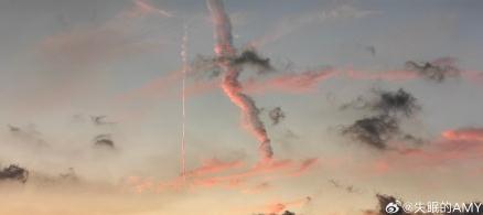 上海上空惊现不明飞行物，似火球般高速坠落？官方回应→