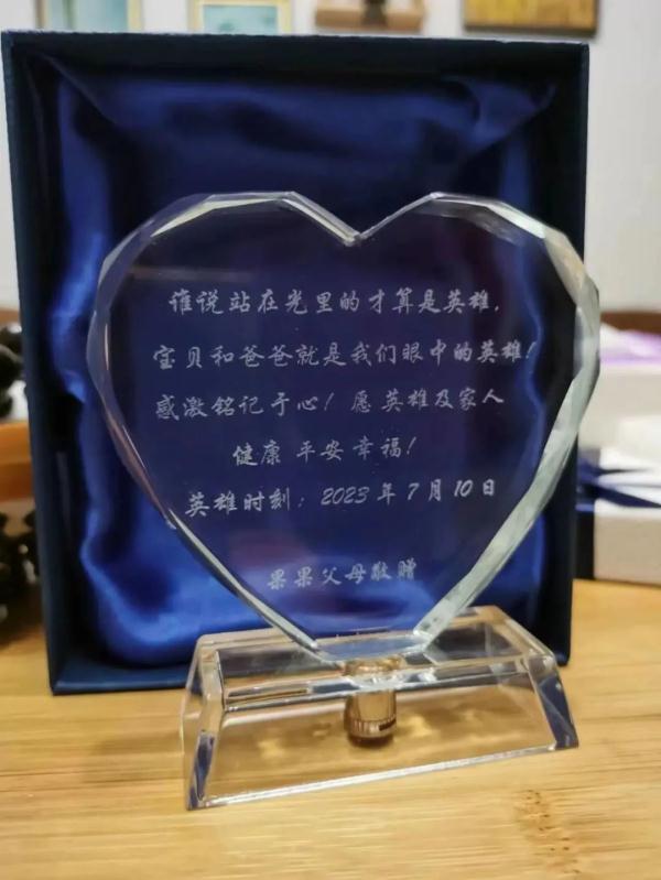 “那上面有小孩！”男子本能反应徒手去接！