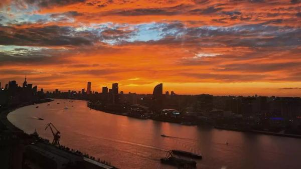 上海上空惊现不明飞行物，似火球般高速坠落？官方回应→