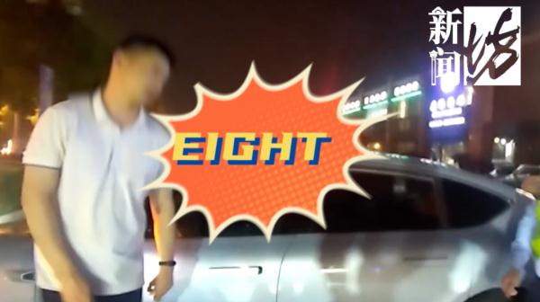 沪一小车突然撞上隔离墩！车主一头雾水：我没开车啊...