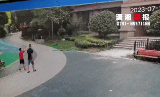 “那上面有小孩！”男子本能反应徒手去接！