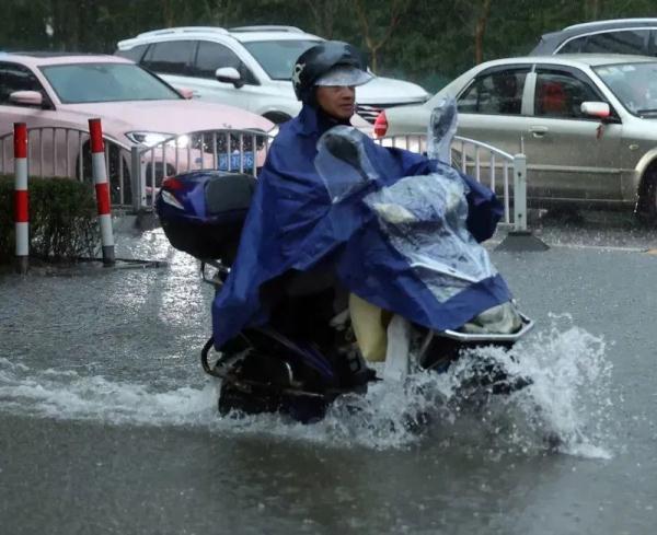 上海大暴雨,陆家嘴滨江沿线被淹了?别担心,“亲水平台是可以进水的” 上海大暴雨,陆家嘴滨江沿线被淹了?别担心,“亲水平台是可以进水的”