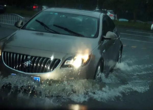 上海大暴雨,陆家嘴滨江沿线被淹了?别担心,“亲水平台是可以进水的” 上海大暴雨,陆家嘴滨江沿线被淹了?别担心,“亲水平台是可以进水的”