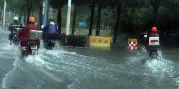 上海昨大暴雨，陆家嘴滨江沿线被淹了？别慌，这很正常！
