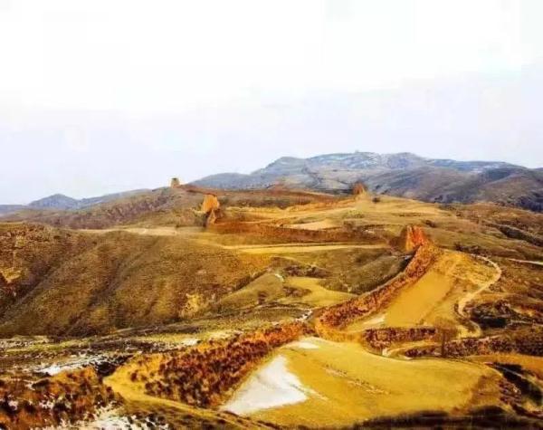 长城被挖掘机拦腰“斩断”！2人被刑拘