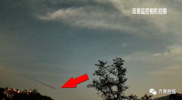 夜空惊现不明飞行物，急速坠落地面！