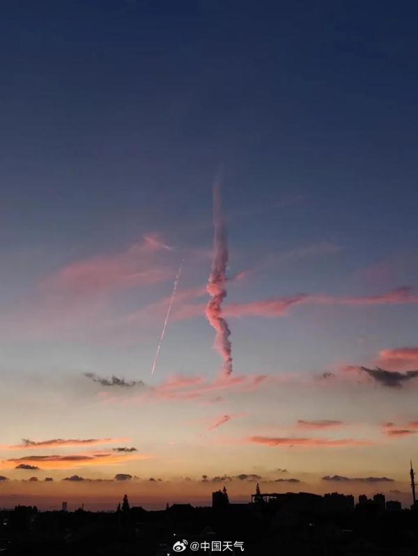 上海上空惊现不明飞行物，似火球般高速坠落？官方回应→