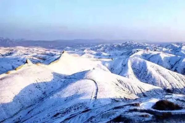 长城被挖掘机拦腰“斩断”！2人被刑拘