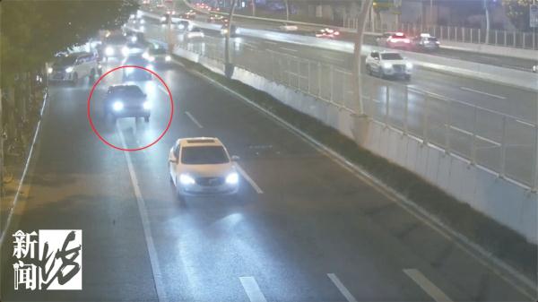 沪一小车突然撞上隔离墩！车主一头雾水：我没开车啊...