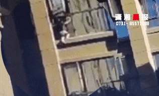 “那上面有小孩！”男子本能反应徒手去接！