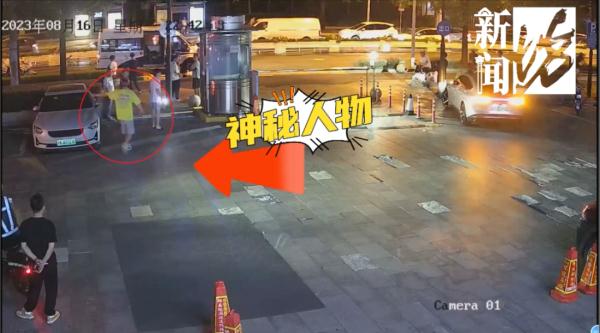 沪一小车突然撞上隔离墩！车主一头雾水：我没开车啊...