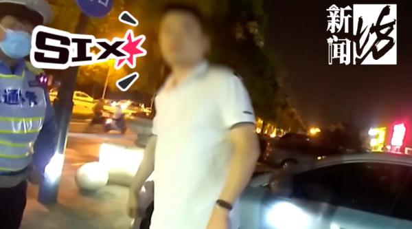 沪一小车突然撞上隔离墩！车主一头雾水：我没开车啊...