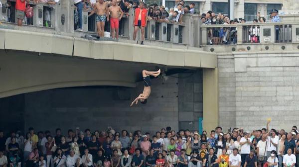 “天津大爷跳水”火了，快乐之余有何隐患？