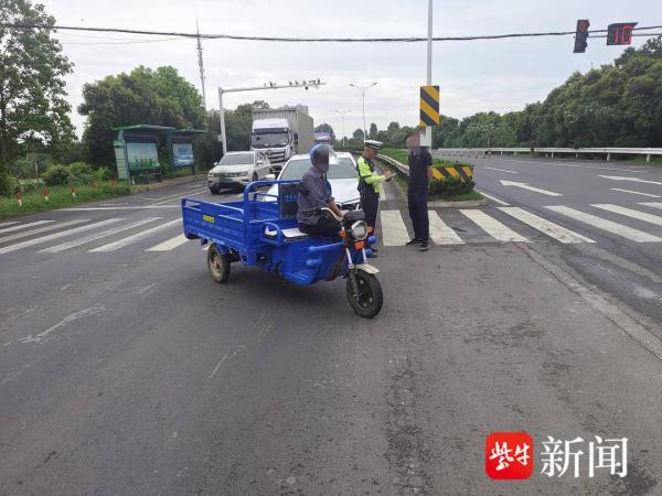 电动三轮车“鬼探头”撞上宝马车