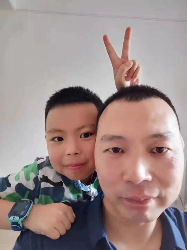 男童坠楼，他徒手接住！