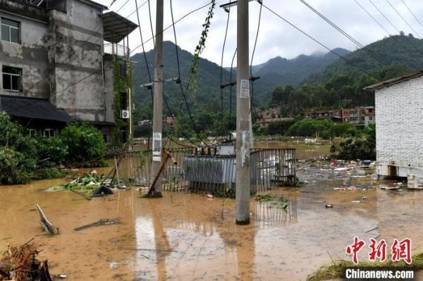 强降雨致福州永泰多处道路塌方和内涝 强降雨致福州永泰多处道路塌方和内涝