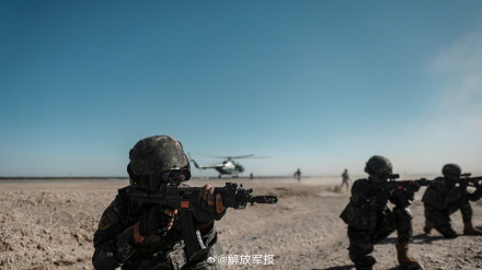 铁翼飞旋!直击武警特战队员直升机融合训练 铁翼飞旋!直击武警特战队员直升机融合训练