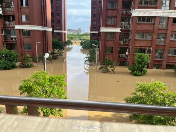 突发！消防车被洪水冲走，3人仍在搜救！街道被淹、多地停课，狂风暴雨还将持续