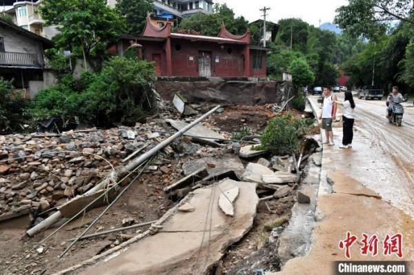 强降雨致福州永泰多处道路塌方和内涝 强降雨致福州永泰多处道路塌方和内涝