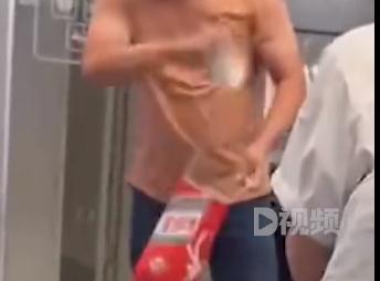 “酱香拿铁”首日销售额突破1亿元！但有顾客在店外怒砸多杯，原因几何？