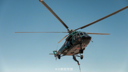 铁翼飞旋!直击武警特战队员直升机融合训练 铁翼飞旋!直击武警特战队员直升机融合训练