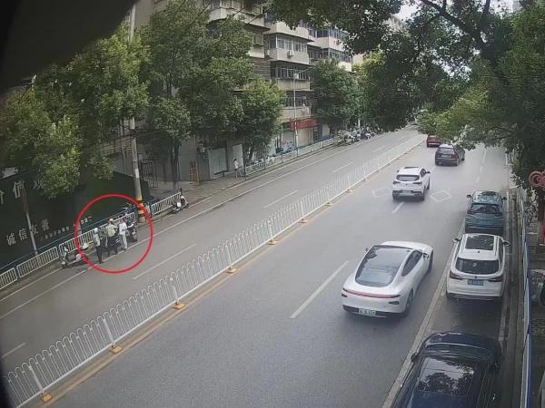 妻子无证驾驶,丈夫殴打交警......开头有多嚣张结局就有多狼狈! 妻子无证驾驶,丈夫殴打交警......开头有多嚣张结局就有多狼狈!