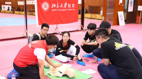 清华大学新生雨夜拉练40里！“我也想挑战一下……”