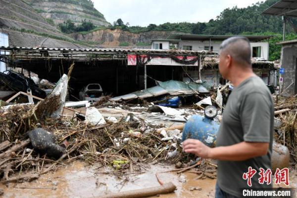 强降雨致福州永泰多处道路塌方和内涝 强降雨致福州永泰多处道路塌方和内涝