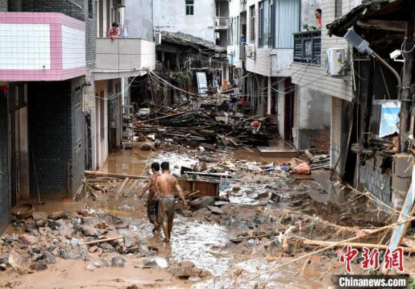 强降雨致福州永泰多处道路塌方和内涝 强降雨致福州永泰多处道路塌方和内涝
