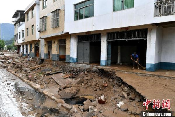 强降雨致福州永泰多处道路塌方和内涝 强降雨致福州永泰多处道路塌方和内涝