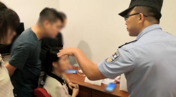 女儿被骗去酒店开房，父亲收到奇怪短信后，慌得立即报警！