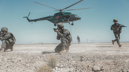 铁翼飞旋!直击武警特战队员直升机融合训练 铁翼飞旋!直击武警特战队员直升机融合训练