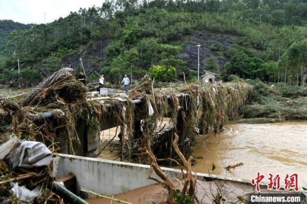 强降雨致福州永泰多处道路塌方和内涝 强降雨致福州永泰多处道路塌方和内涝