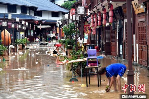 强降雨致福州永泰多处道路塌方和内涝 强降雨致福州永泰多处道路塌方和内涝