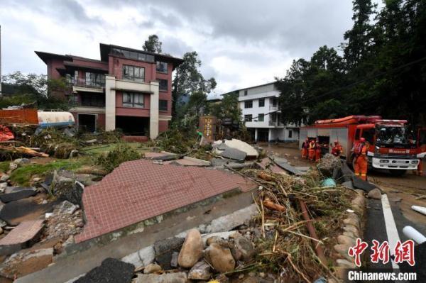 强降雨致福州永泰多处道路塌方和内涝 强降雨致福州永泰多处道路塌方和内涝