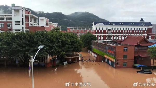突发！消防车被洪水冲走，3人仍在搜救！街道被淹、多地停课，狂风暴雨还将持续