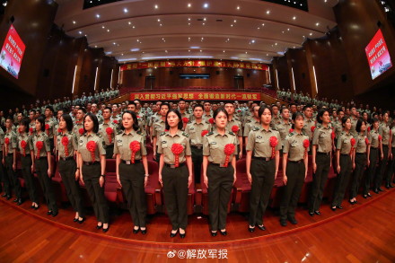 驻澳门部队组织退役仪式欢送退伍老兵