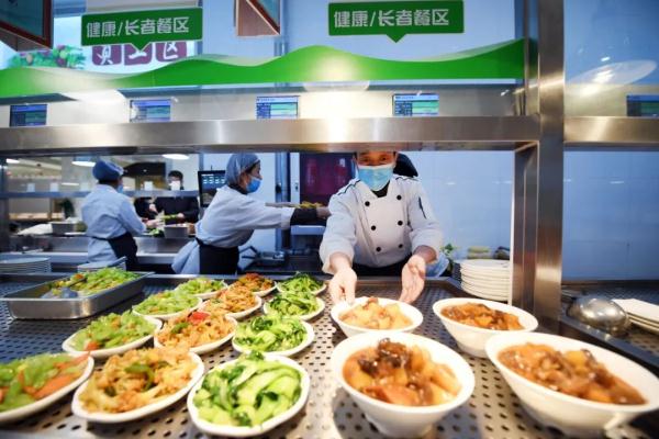 被年轻人盯上了！社区食堂不妨“多条腿”走路