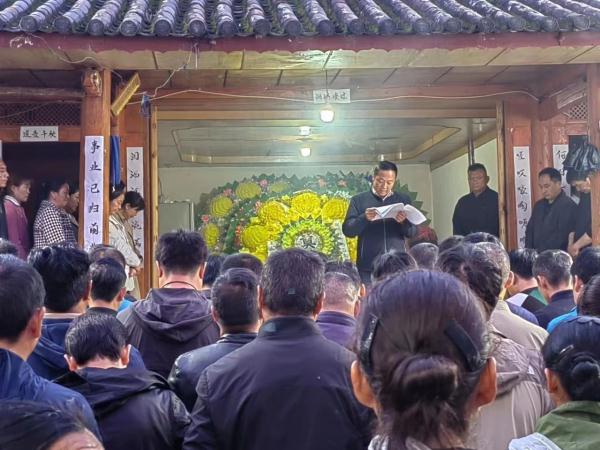 痛心！坚守乡村教育一线23年的他倒在了校园里
