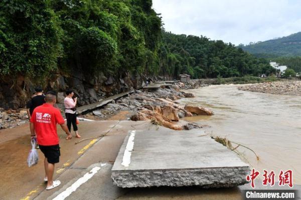 强降雨致福州永泰多处道路塌方和内涝 强降雨致福州永泰多处道路塌方和内涝