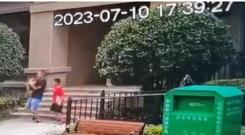男童坠楼，他徒手接住！
