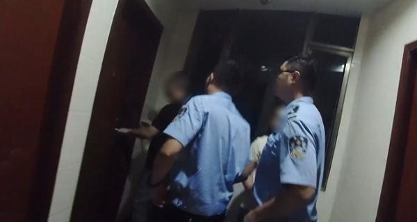 女儿被骗去酒店开房，父亲收到奇怪短信后，慌得立即报警！