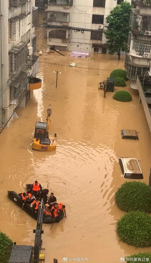 突发！消防车被洪水冲走，3人仍在搜救！街道被淹、多地停课，狂风暴雨还将持续