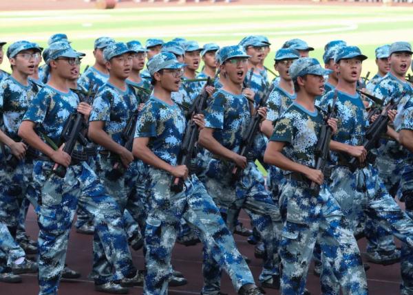 清华大学新生雨夜拉练40里！“我也想挑战一下……”