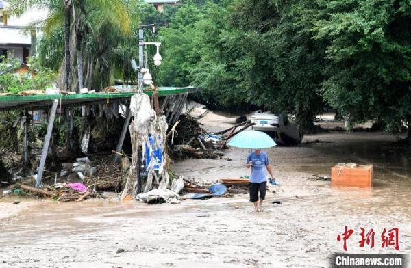 强降雨致福州永泰多处道路塌方和内涝 强降雨致福州永泰多处道路塌方和内涝